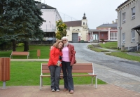 Ruth Kopecká s vnučkou Kateřinou před věznicí na Mírově, 2013