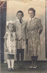 Rodinná fotografie Dekojových - zleva Eva, Jaroslav, Marie (1941)