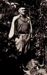Antonín Dekoj v sokolském kroji během X. Všesokolského sletu, 1938