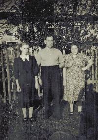 Helena Steblová s otcem Karlem a matkou Marií / kolem roku 1940