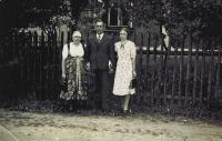 Helena Steblová s otcem Karlem a matkou Marií / matka ve slezském kroji / kolem roku 1940