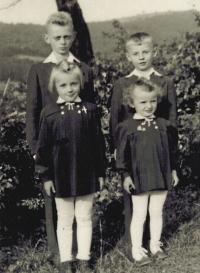 děti Heleny Steblové / nahoře zleva Janusz a Jurek / dole zleva Marta a Irena / 2. polovina 50. let