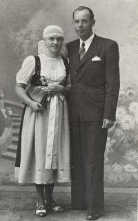 Helena a Adam Steblovi / Helena ve Slezském kroji / pravděpodobně 1946