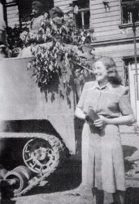 1945 - Melanie zachycena s tankem (vlevo)