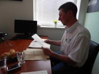 Vladimír Rams nad dobovými dokumenty jaro 2016