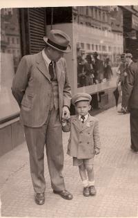 Pamětník s otcem, v Praze za protektorátu