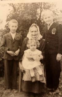 Sourozenci s babičkou
