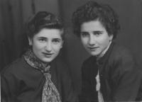 Sestry Lafazani, vlevo Angelika, vpravo Theodora, 1957