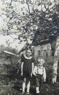 Ilza and Rudolf Cikryt by the house in Terezín (Petrov nad Desnou)