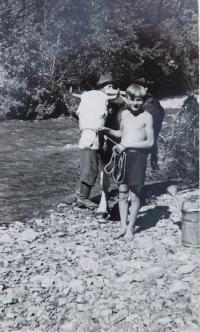 Otec Rudolf Cikryt se synem Janem
