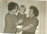 Marie s maminkou a mladší sestrou Jiřinkou v Klatovech, 1969