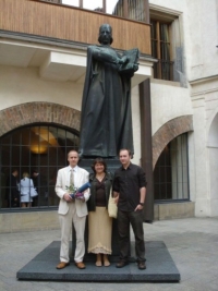 Marie se svými syny v roce 2007 v Praze