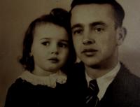 Anita se svým otcem (jediná jejich společná fotografie), Kraslice, 1938  nebo 1939