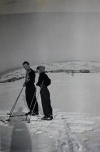 Anita se strýcem (profesionálním skokanem na lyžích), učil ji lyžovat, okolí Klingenthalu, 50. léta