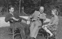 Jiří Nor s otcem a sestrou Danielou, Praha Spořilov asi 1954