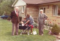 Jaroslav Knap, Nancy (v kočárku), Nicola (Niki), Bohumila Knapová, A.C.Nor, před domem v Oakville, Ontario, jaro 1981