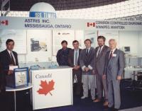 Jiří Nor, první zprava, představuje firmu Astris na brněnském veletrhu (BVV), Brno 1991