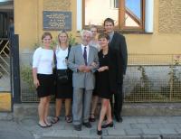 Hlavnice 2003 - rodina Jiřího Nora před domem kde žil a vyrůstal mladý Josef Kaván: zleva dcery Nancy, Niki, Jiří a Jana Nor, za nimi Tobey a Peter Nor