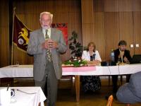 Jiří Nor oslovuje účastníky vyhlášení vítězů Hlavnice A.C.Nora 2011, u předsednického stolu Dana Kaliková a Zdeněk Pavlíček