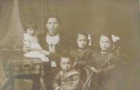 Dětství - s maminkou a sourozenci - Bořivoj Grepl