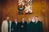 Slavnostní udělení dekretu na znak a prapor obce Hlubočec v Poslanecké sněmovně, Eduard Nedvídek druhý zprava, 2004