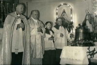 Svěcení zvonu v Hlubočci, zleva: biskup olomoucké diecéze, farář Bystřický, Jan Tvarůžka, Adolf Kukelka, 1984