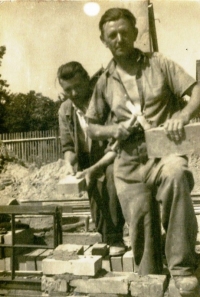 Stavba domu v Hlubočci č. p. 140, Eduard Nedvídek ml. se synem, 1956–1958