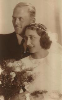 Svatební fotografie rodičů Prokopa a Klementýny Šmirousových z roku 1936 