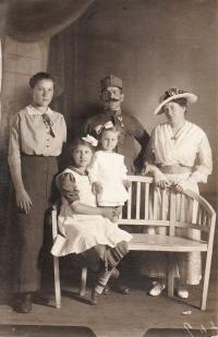 The Bohmer family and Rosa Aschkenes