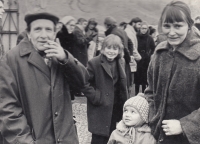začátek 70. let; před kostelem v Záběhlicích; Bonaventura Bouše a matka s bratrem Jakubem, vzadu diskutuje otec s Antonínem Hartmannem