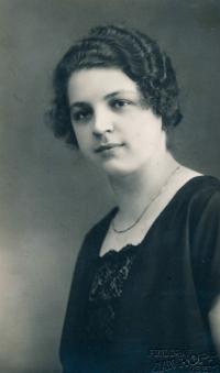 Matka Tomáše Sousedíka Zdenka Londinová za svobodna 