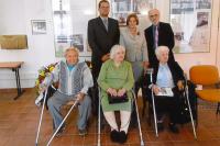 Tomáš Sousedík s přáteli a svými sestrami Zdenou a Danuší (první řada zprava) 