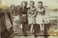 Josefa Šánová s kamarádkou G. Holly a sestřenicí Elli Kladensky (zprava), 1939