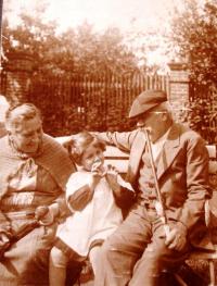 Babička Celicie (Freundová), starší sestra Helga a dědeček (na jméno si Hana nevzpomněla); nedatováno
