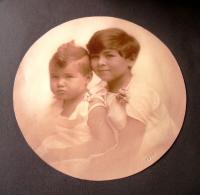 Hanka a starší sestra Helga, 1928