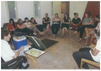 Hana Raz (vlevo) přednáší izraelským studentům, 2013