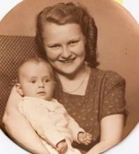1949 - se sestrou Hedvikou 