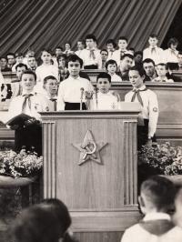 Začátek 60. let - pionýrka Hana Kofránová na sjezdu ČSM - zcela vpravo (vedle ní Jan Kraus) 