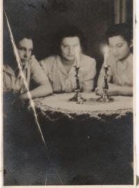 S přítelkyněmi v předvečer šabatu. Zleva: Aviva (tehdy Markovičová, dnes Magen), Eva Fürstová, Sonja (tehdy Brűck, dnes Bachner), 1943
