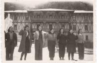 Kamarádky z hnutí Makabi Hacair. Nástup na zimním táboře. Vysoké Tatry, 1946
