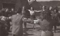 Tanec „hora“. Eva Fürstová uprostřed v bílé košili. Žilina 1947.