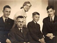 Vladimír (vpravo) s rodiči a bratry. Starším Bohumilem a mladším Igorem