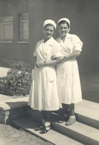 Emílie Koudelová při studiu na porodní asistentku ve škole v Zadaru, 1952, vlevo