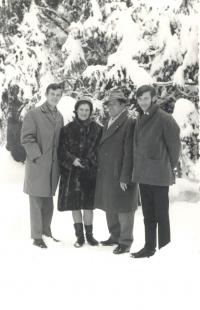 Emílie Koudelová s manželem Stanislavem a syny Drahoušem a Mirkem, první polovina 70. let