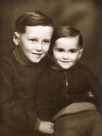 Jan Mlčoch s bratrem Lubomírem, rok 1955