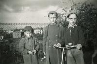 Jan Mlčoch s bratrem, rok 1956