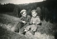 Jan Mlčoch s bratrem, rok 1956, 2.snímek