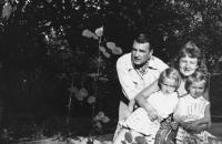 Pamětníkova žena Dagmar Línová se sestrou a rodiči