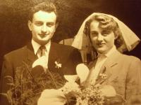 Svatební fotografie Olgy a Jiřího Wankeových z roku 1953
