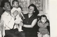s manželkou a dcerami, 1963